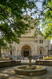 Church;-Fountain;-Historic-monument;-Jules-Astruc;-Kaleidos;-Kaleidos-images;-La-parole-à-limage;-Morning-light;-Notre-Dame-du-Travail-church;-Paris;-Parisian-heritage;-Places-of-worship;-Public-square;-Religious-architecture;-Romanesque-style;-Stories-Pictures;-Tarek-Charara;-Tree-foliage